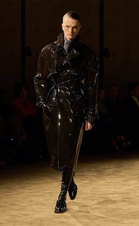 أسبوع باريس للموضة: الانتقال السلس بين ليل خاص ويوم عملي في مجموعة سان لوران